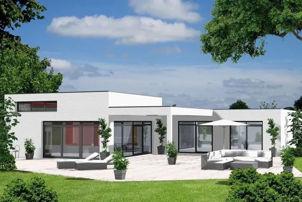 Modernes Flachbauhaus mit Terrasse und Garten.