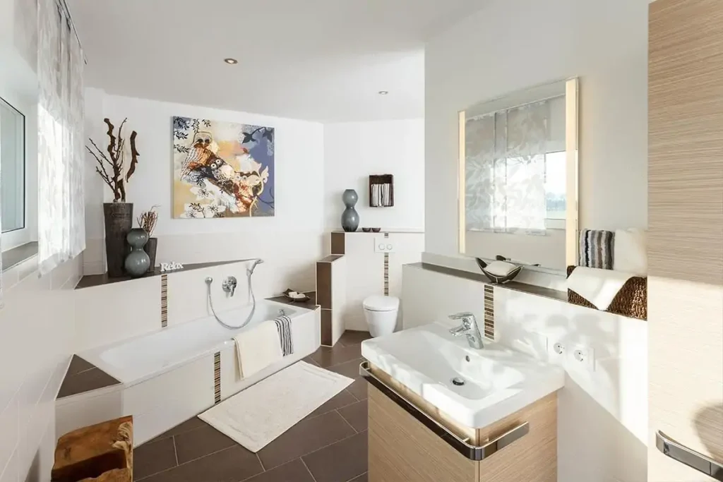 Modernes Badezimmer mit Badewanne und Waschbecken.