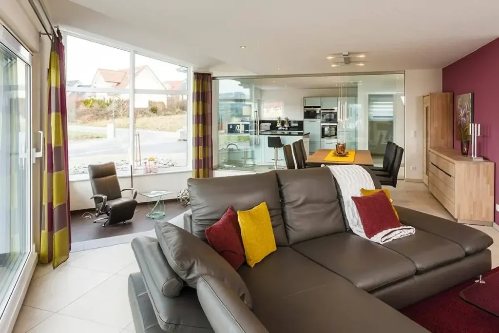 Moderner Wohnbereich mit Ledersofa und Essbereich.