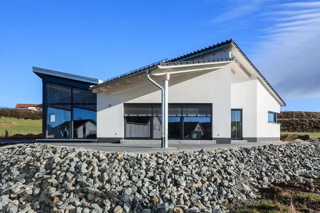 Modernes Haus mit großen Fenstern.