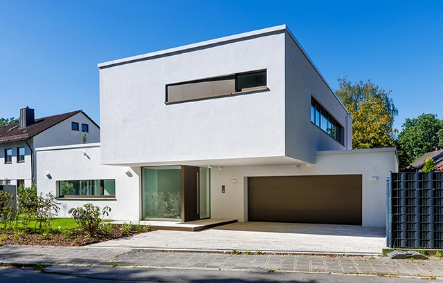 Modernes zweistöckiges Haus mit Garagentor.