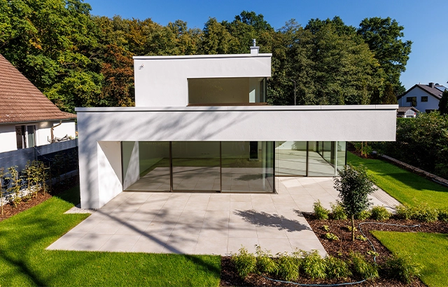 Modernes Einfamilienhaus mit Garten.