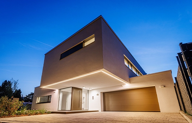 Modernes zweistöckiges Haus bei Sonnenuntergang.