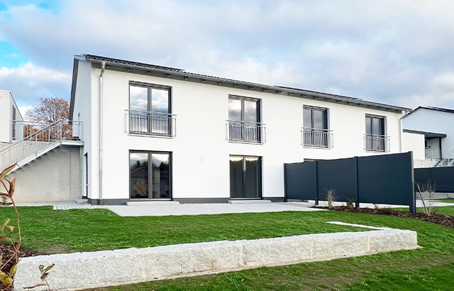 Zweistöckiges Haus mit Garten.