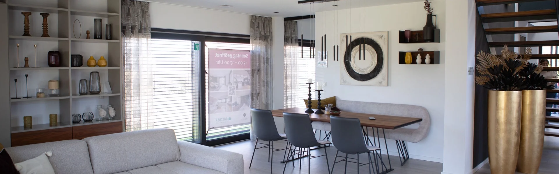 Modernes Wohnzimmer mit Esstisch und Dekorationen.