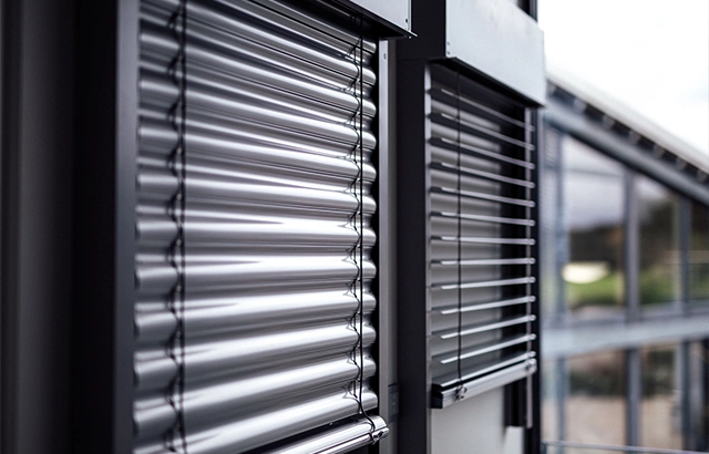 Moderne Jalousien an einem Fenster.