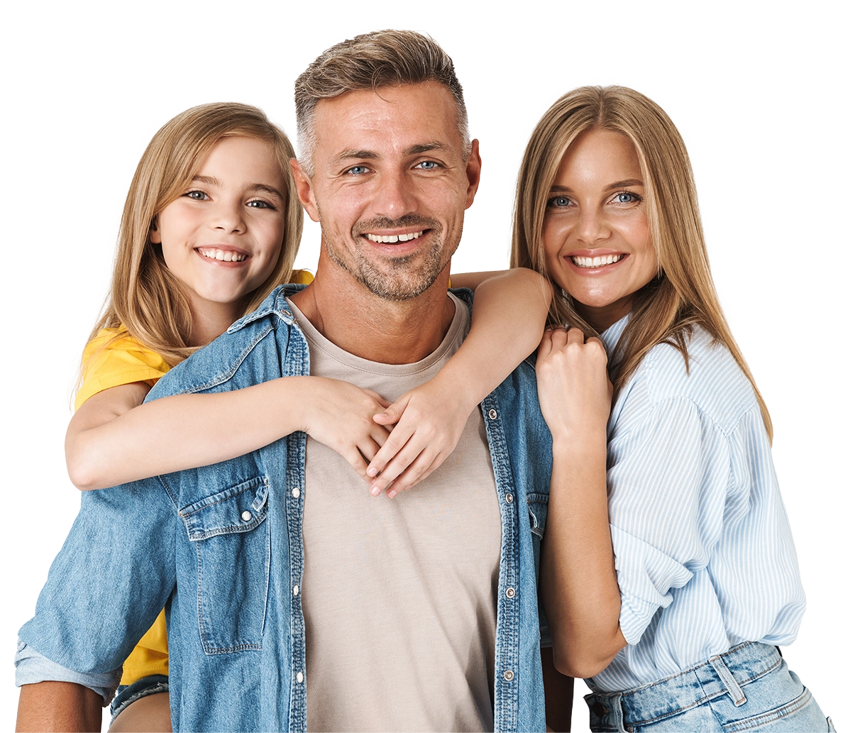 Drei lächelnde Personen, eng umarmt.