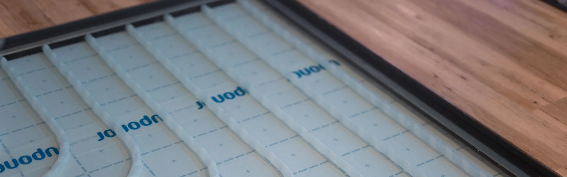 Fußbodenheizungssystem unter Holzboden.