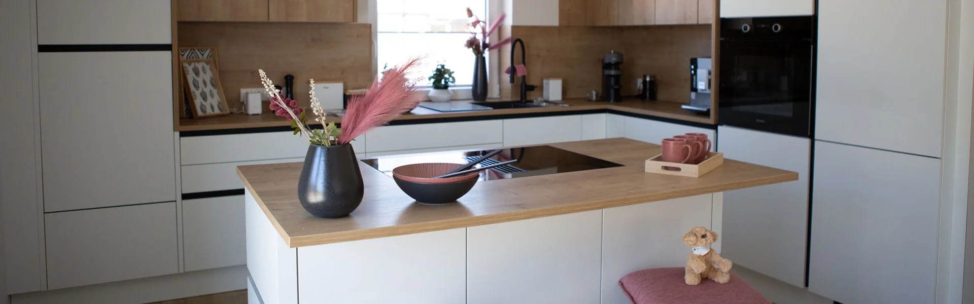 Moderne Küche mit Kochinsel und Dekorationen.