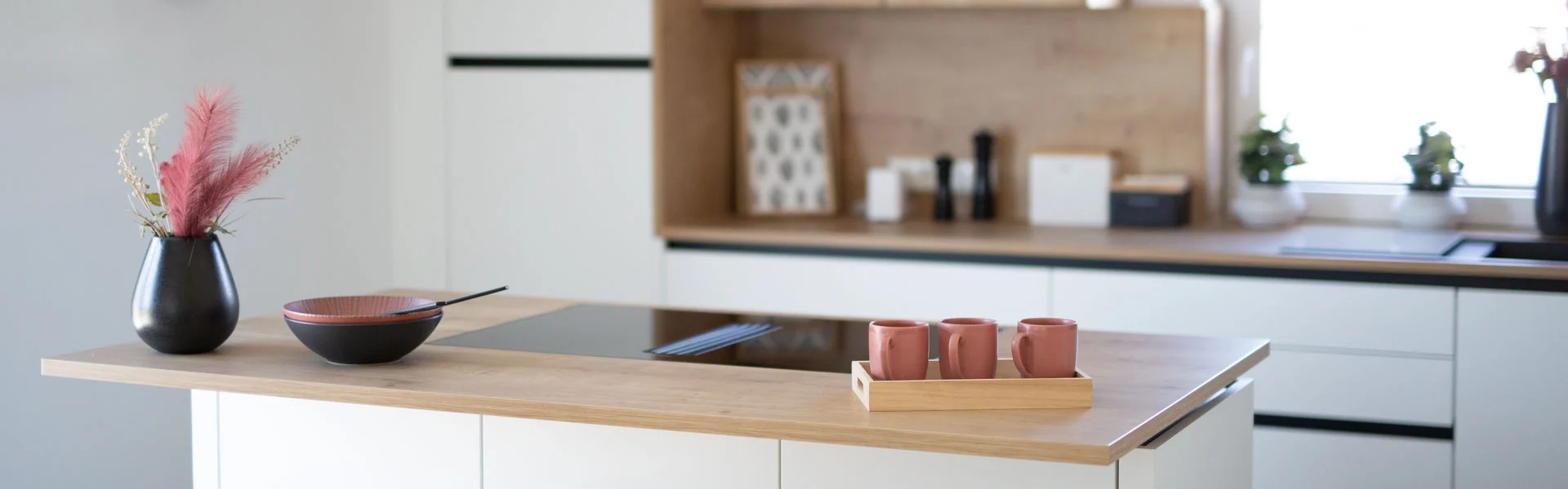 Moderne Küche mit Kochinsel und Dekorationen.