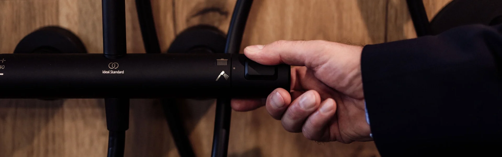 Hand bedient schwarzen Wasserhahn.