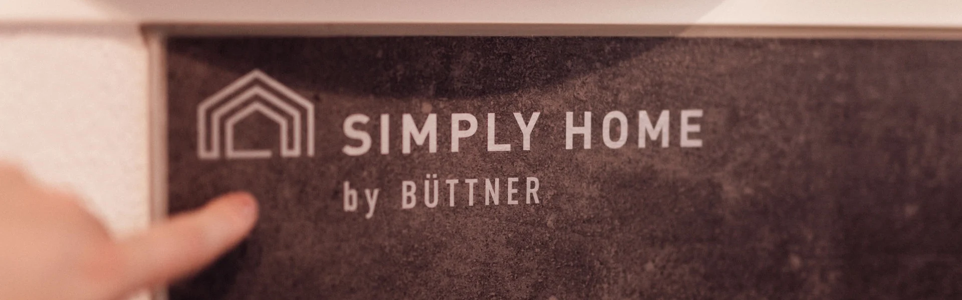 Hinweisschild mit der Aufschrift "SIMPLY HOME".