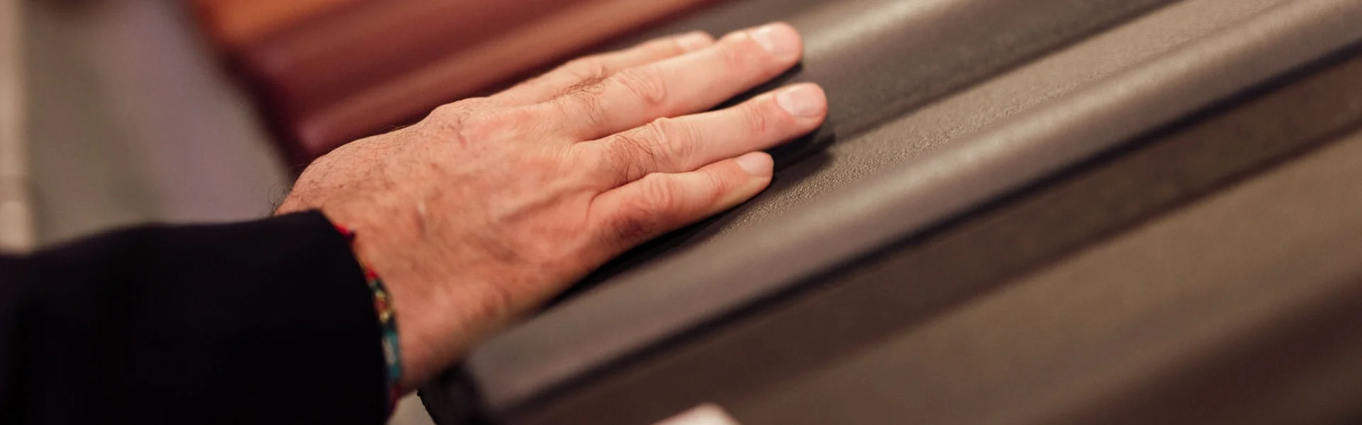 Hand berührt Dachziegel.