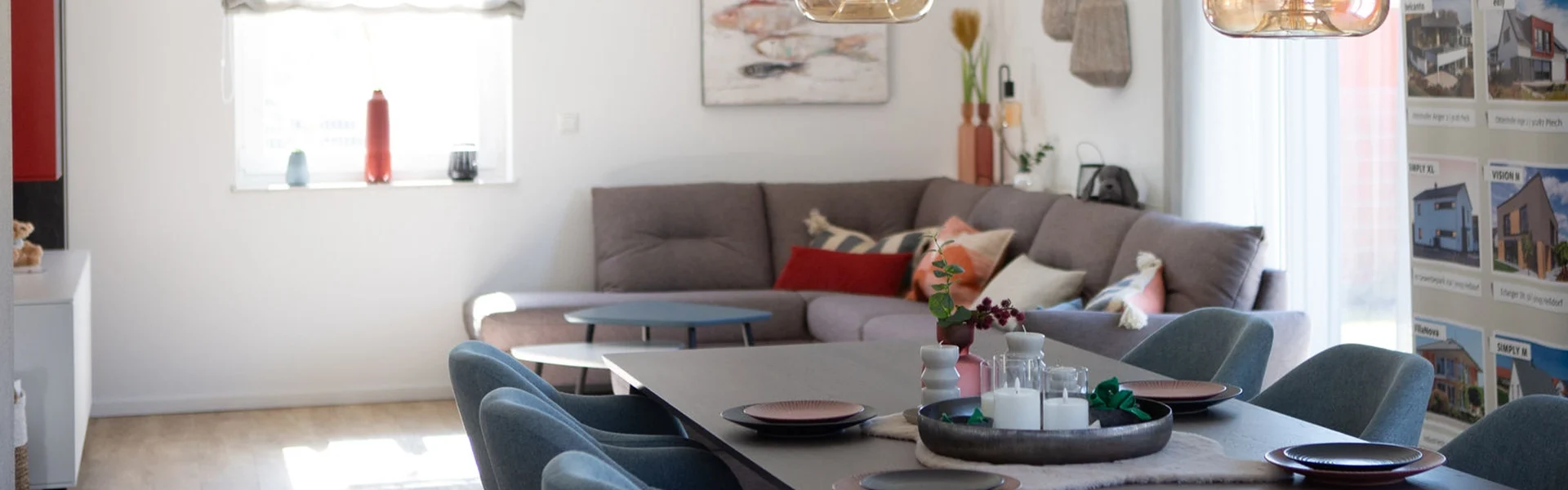 Gemütliches Wohnzimmer mit Esstisch und Sofa.