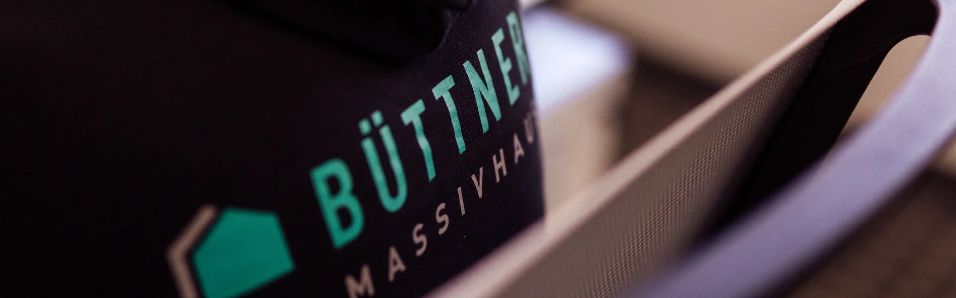 Logo von Büttner Massivhaus auf einem Pullover.