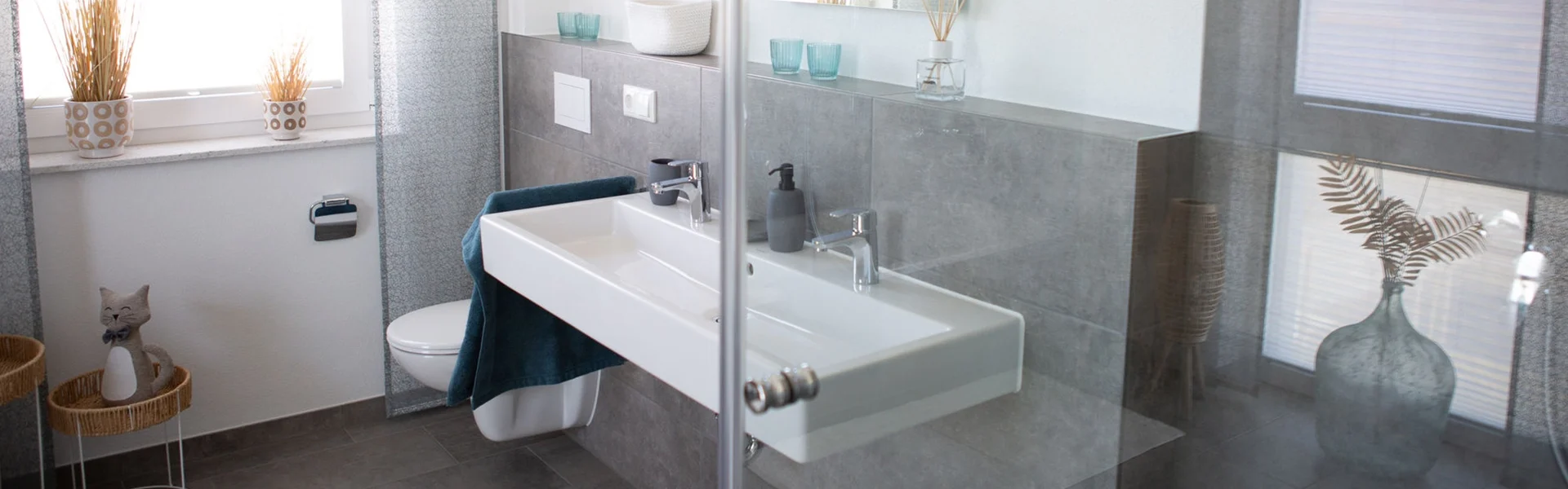 Modernes Badezimmer mit Waschbecken und Dekoration.