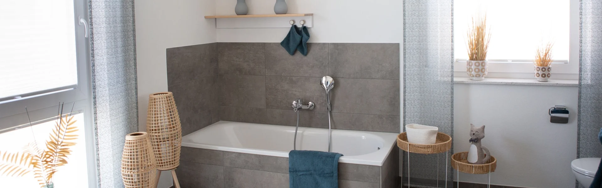 Modernes Badezimmer mit Badewanne und Dekoration.