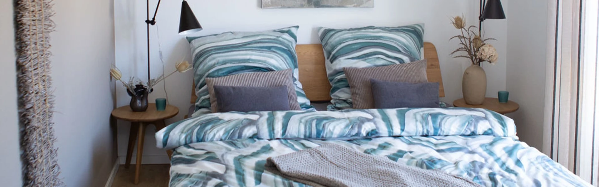 Gemütliches Schlafzimmer mit Doppelbett und Nachttischen.