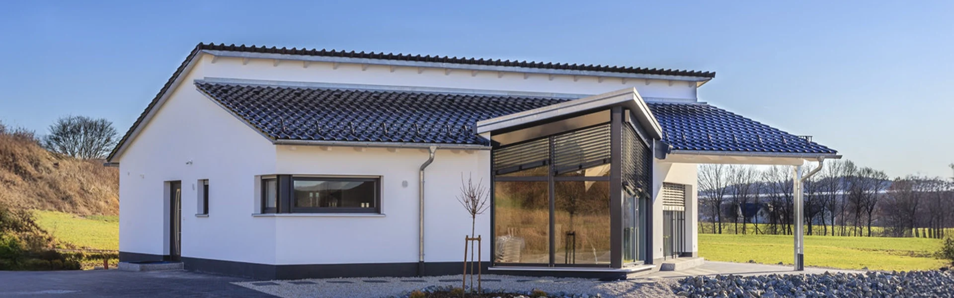 Modernes Bungalow bei Sonnenschein.