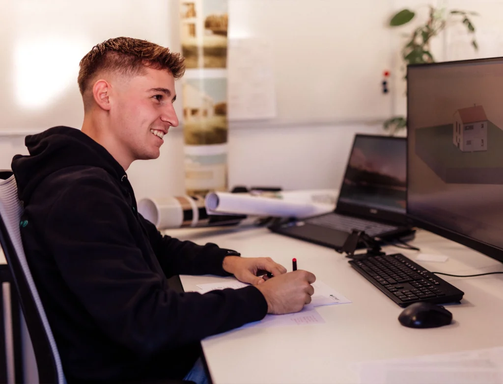 Manuel am Schreibtisch mit Computer.