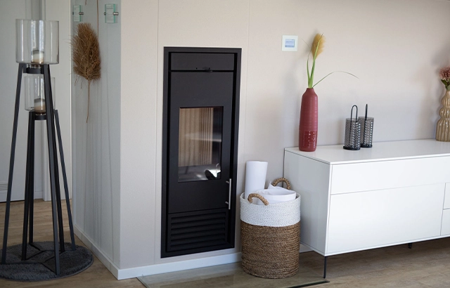 Moderner Innenraum mit Kamin und Dekoration.