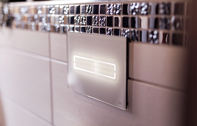 Fliese mit beleuchtetem Schalter.