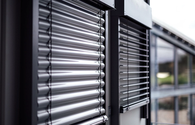 Jalousien an einem modernen Gebäude.