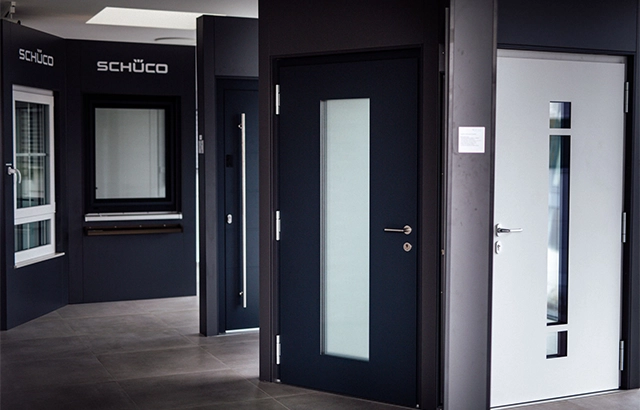 Ausstellung von Türen und Fenstern in einem Ausstellungsraum.