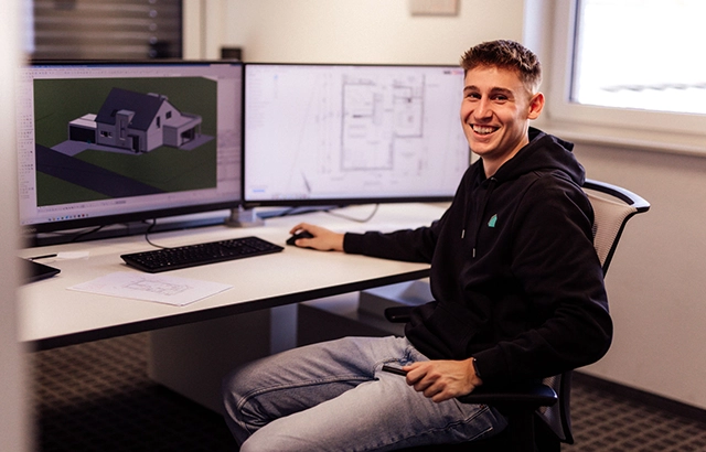 Manuel am Computer mit Architektursoftware.