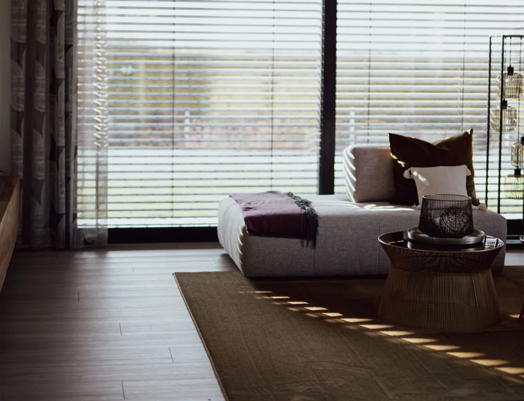 Modern eingerichtetes Wohnzimmer mit Sonnenlicht.