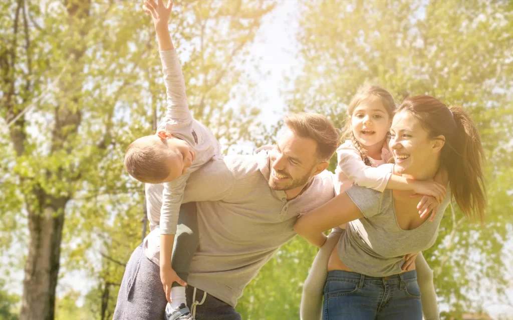 Personen spielen fröhlich im Freien.