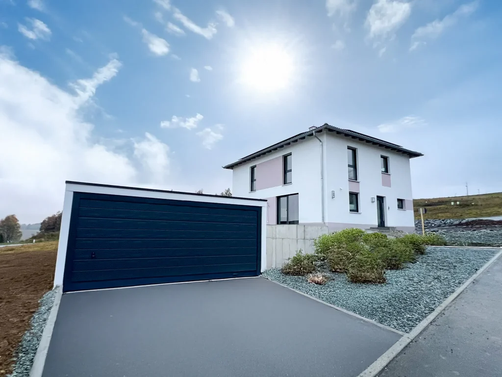 Modernes Wohnhaus mit Garage.