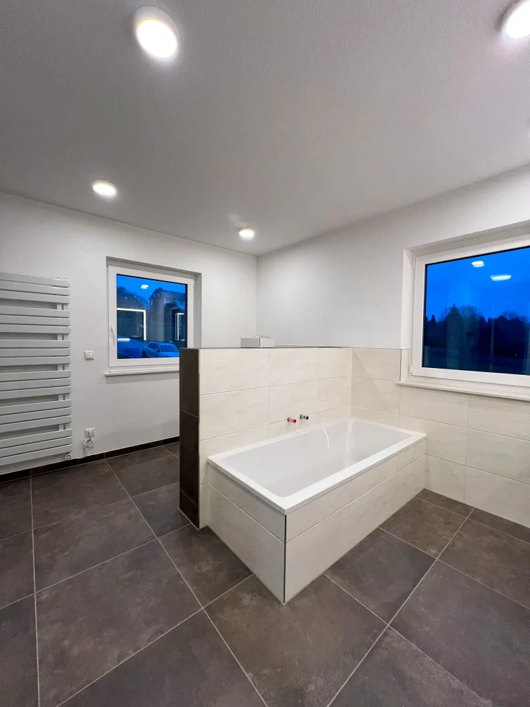 Modernes Badezimmer mit Badewanne.