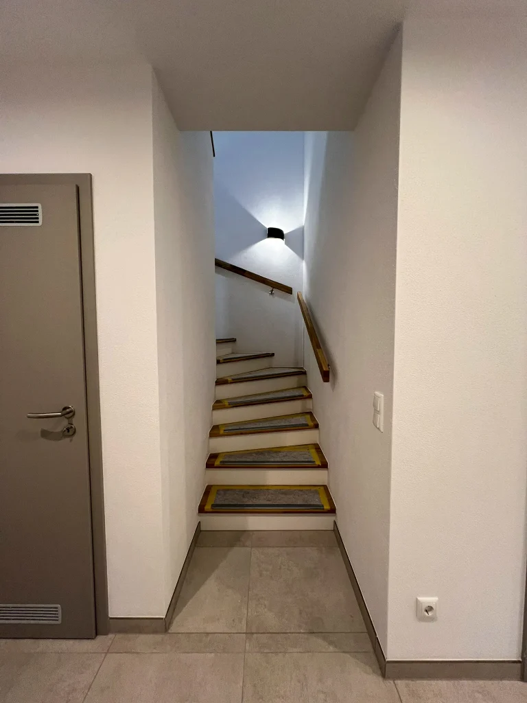 Treppenhaus mit Wandbeleuchtung.