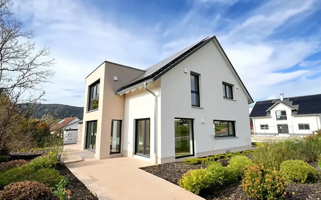 Modernes Einfamilienhaus mit Garten.