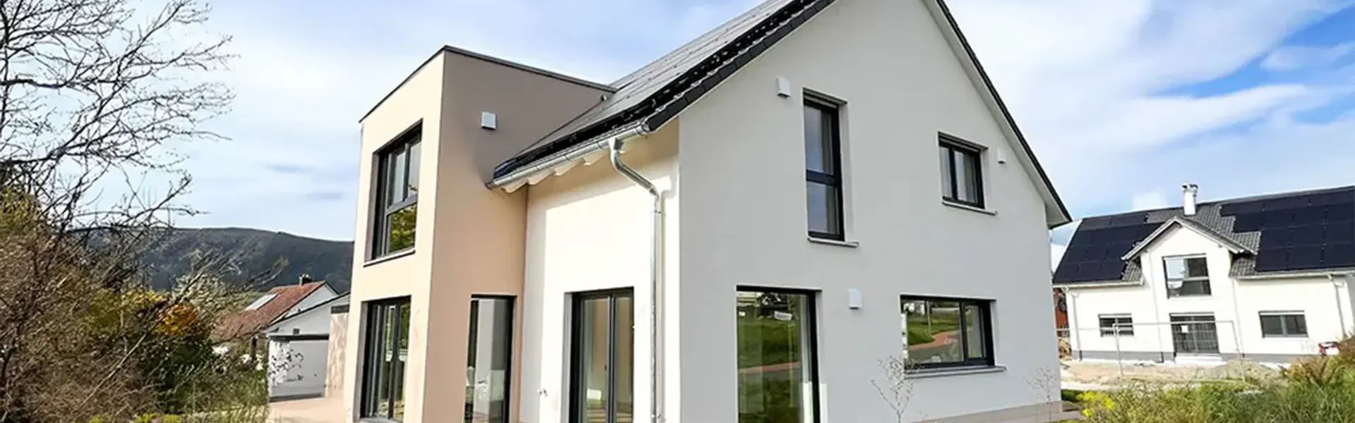 Modernes Einfamilienhaus mit Garten.