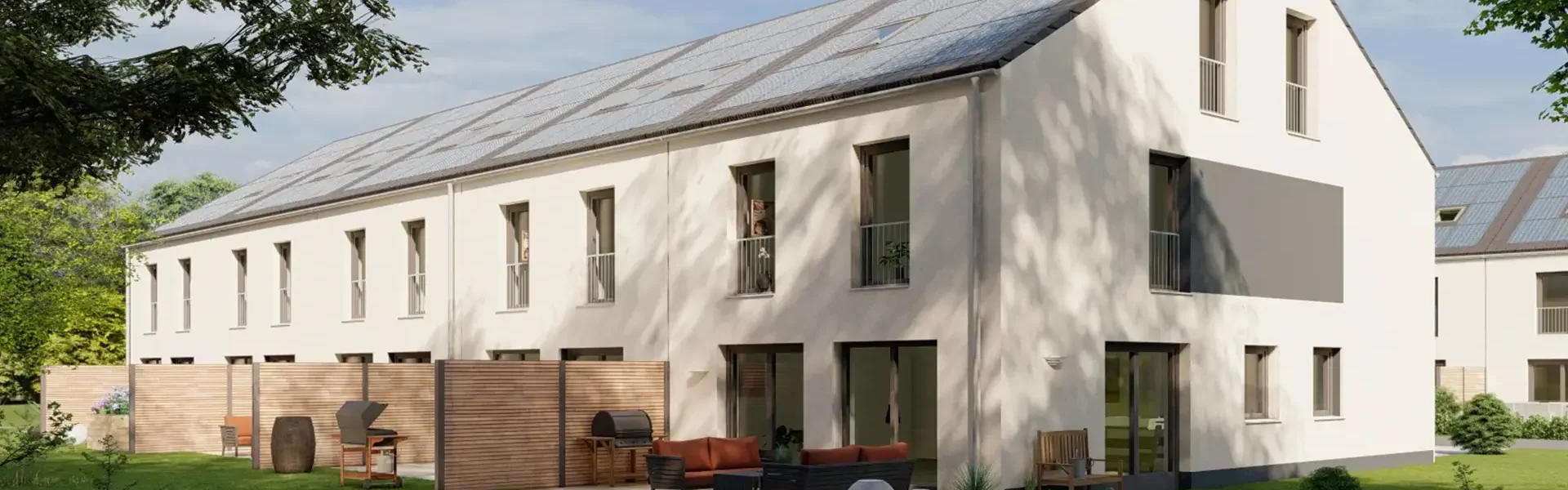 Reihenhaus mit Solarpanelen und Garten.