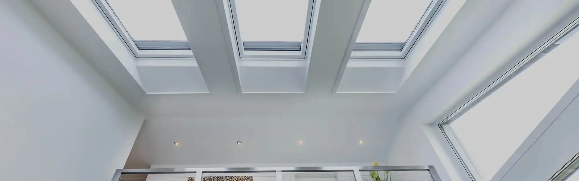 Moderner Raum mit mehreren Oberlichtern.