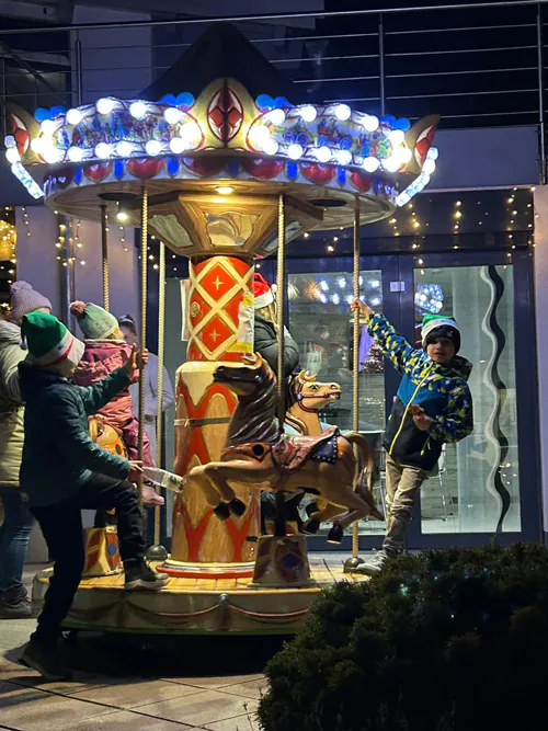 Karussell mit spielenden Kindern.