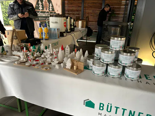 Tisch mit Weihnachtsdekoration und Dosen.