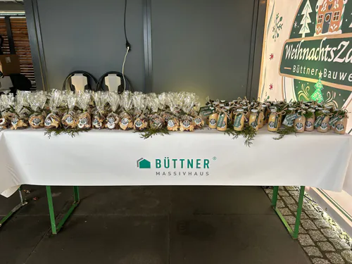 Tisch mit weihnachtlichen Geschenktüten.