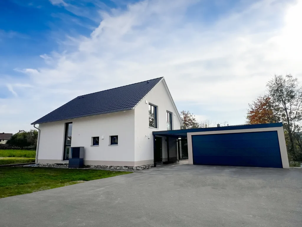 Modernes Einfamilienhaus mit Garage.