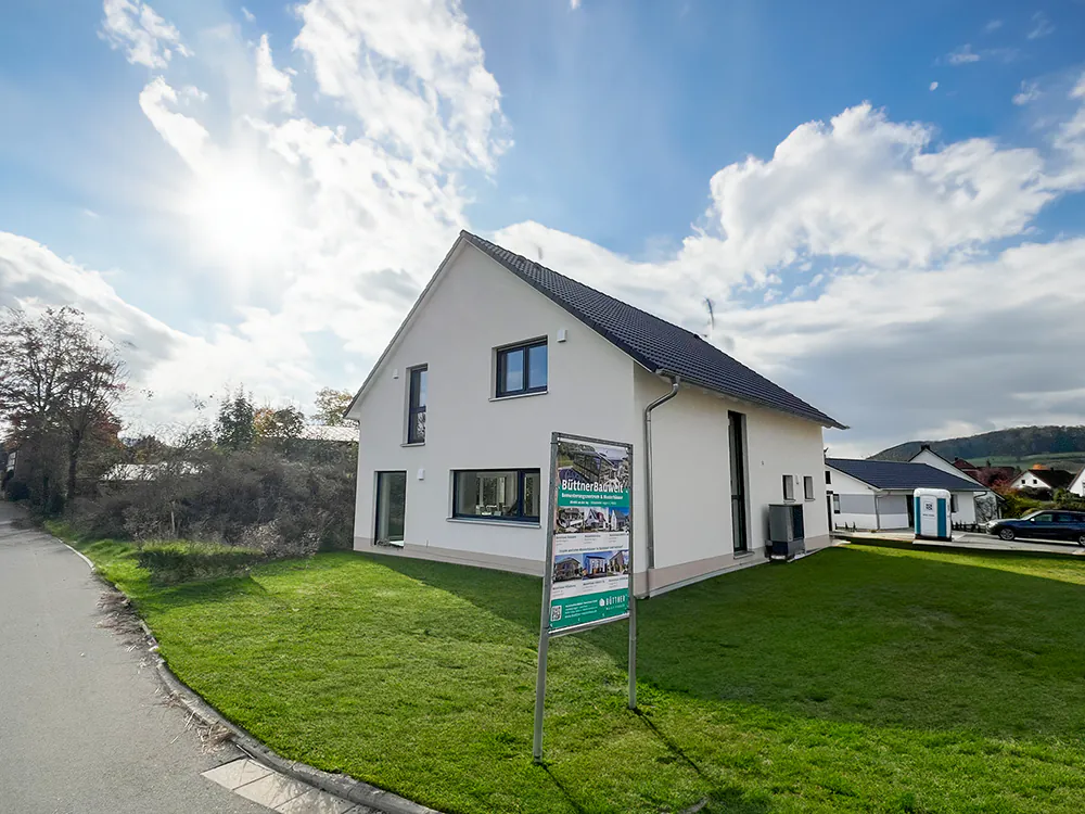 Einfamilienhaus bei Sonnenschein.