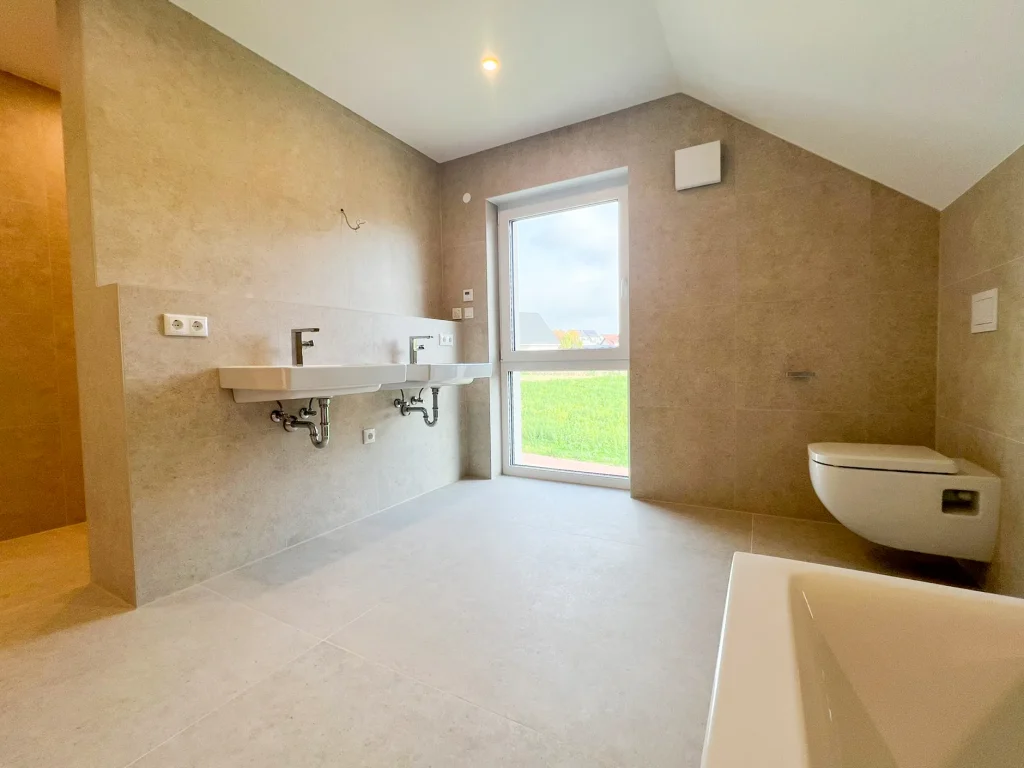 Modernes Badezimmer mit Waschbecken und Toilette.