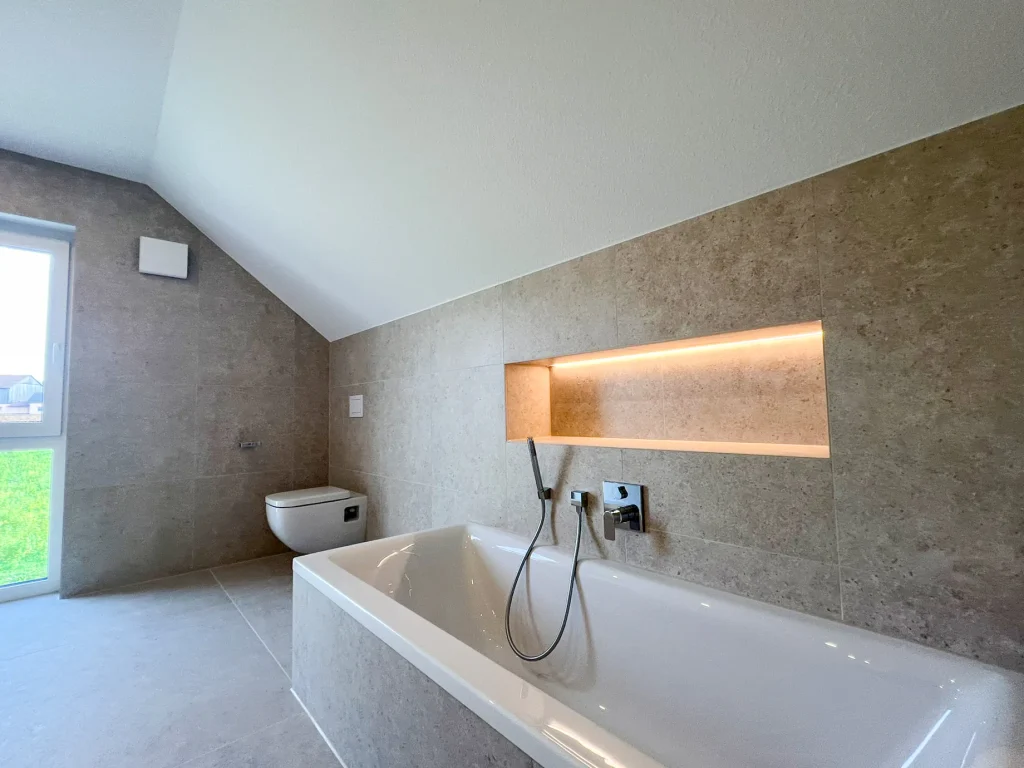 Badezimmer mit Badewanne und Toilette.