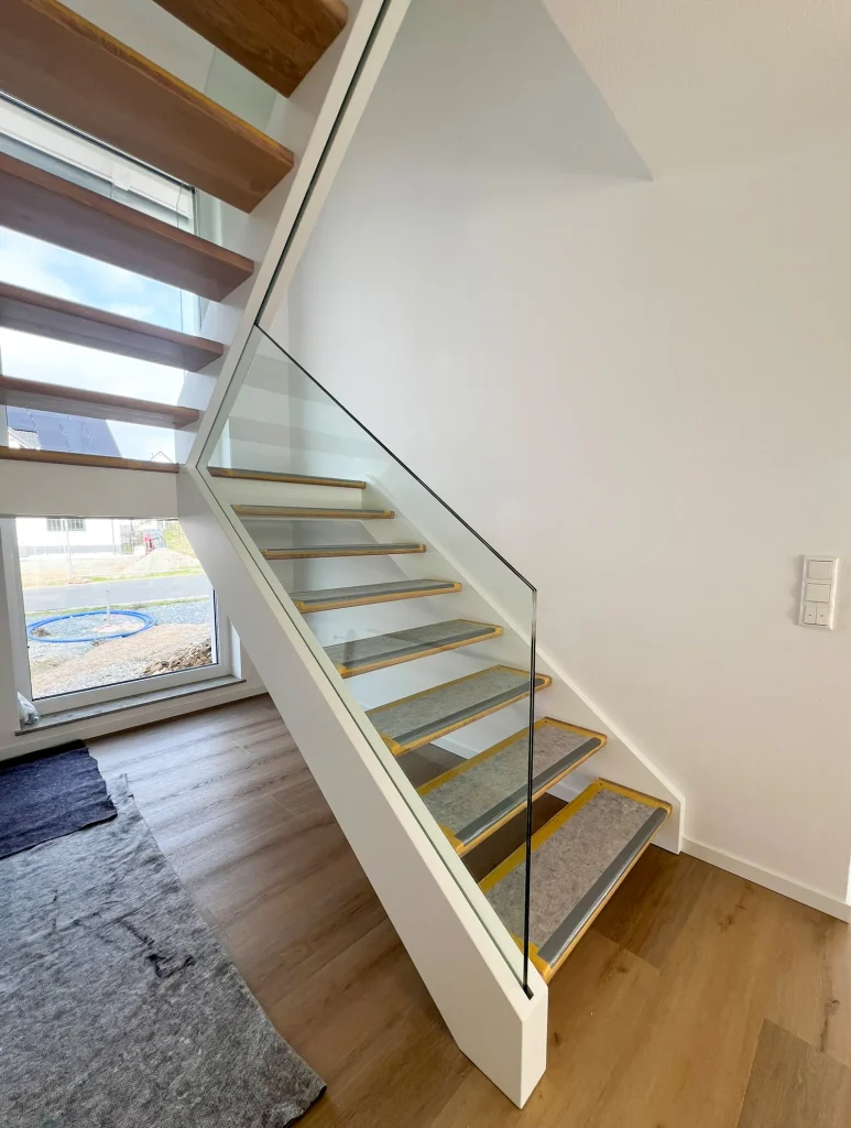 Moderne Treppe mit Glasgeländer.