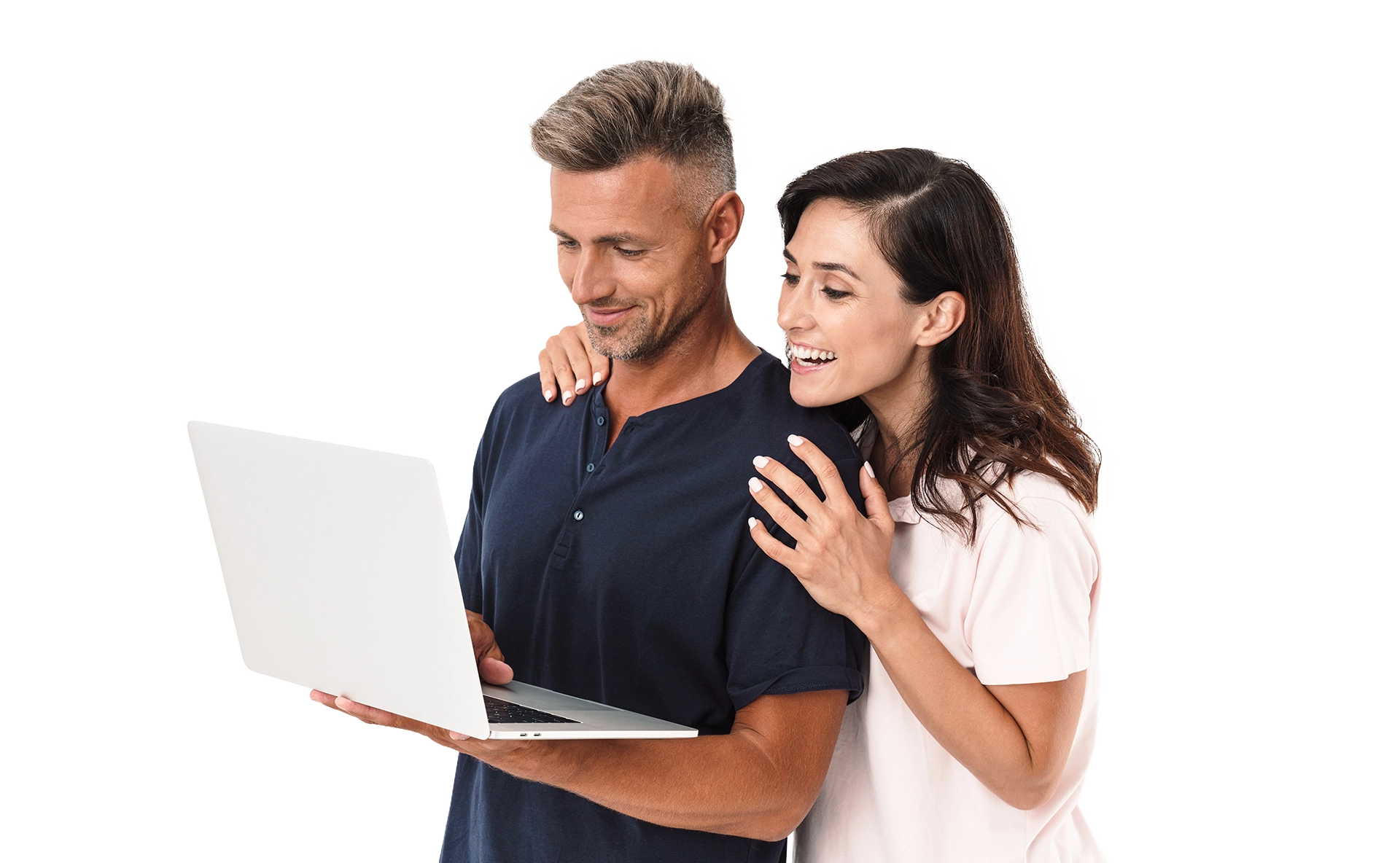 Ein Mann und eine Frau schauen auf einen Laptop.