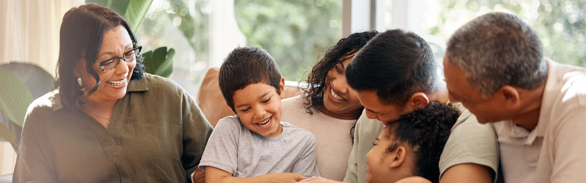 Lachende Personen auf einem Sofa.