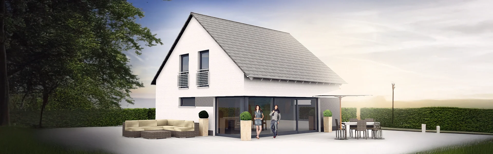 Zwei Personen vor einem modernen Einfamilienhaus.