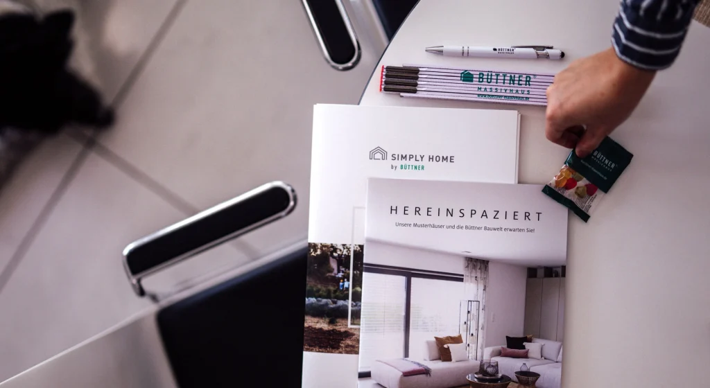 Büttner Broschüre und Werbeartikel auf einem Tisch.